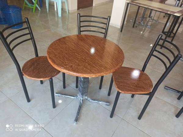 chaise et table café 