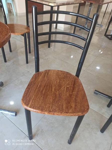 chaise et table café 